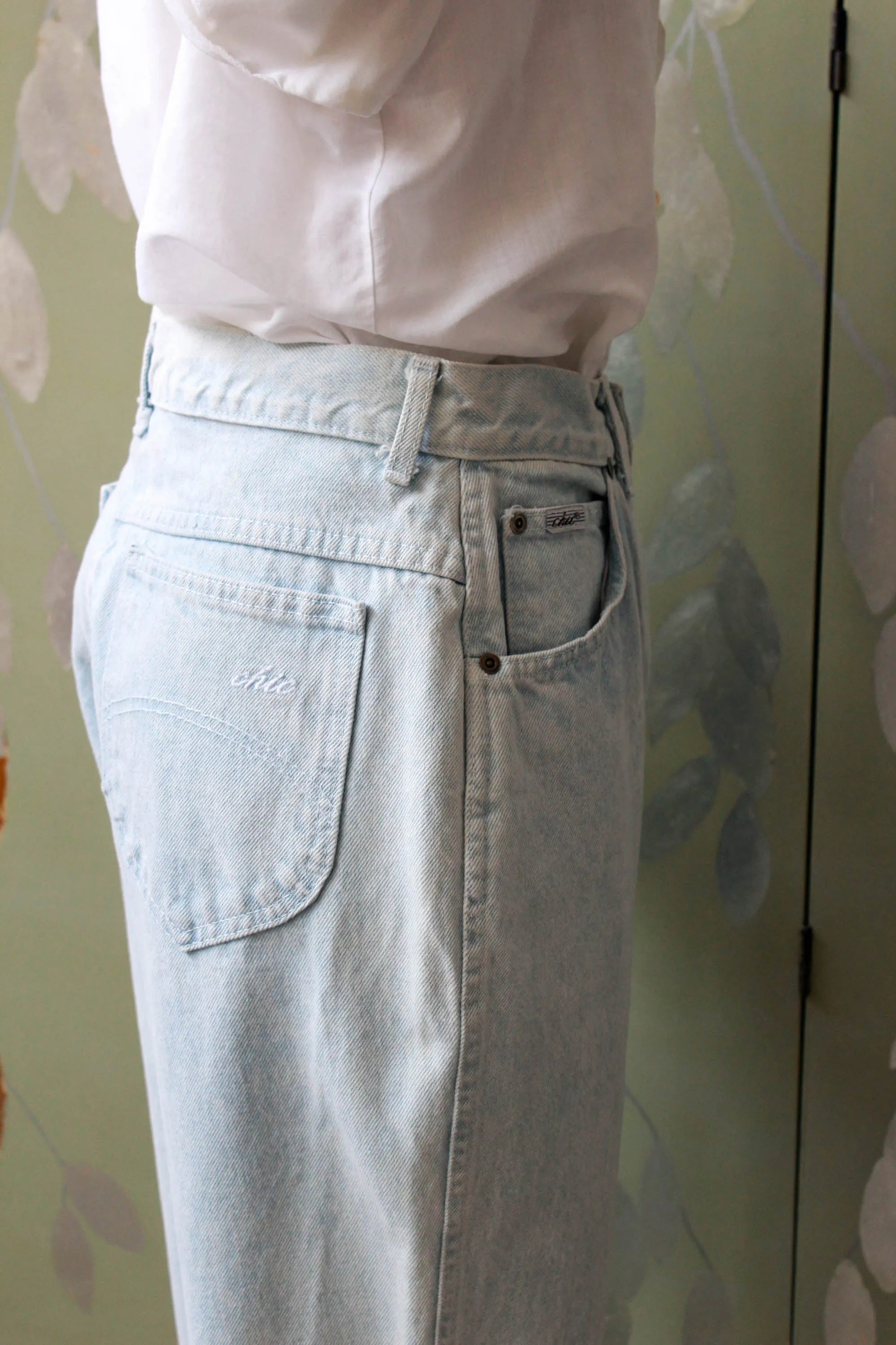 90s Light Wash Chic Denim Jeans, Waist 30"